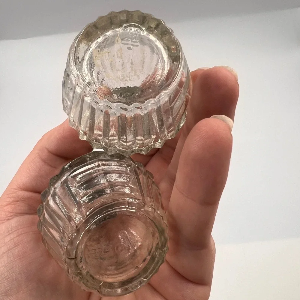 Vintage Art Deco Clear Pressed Glass Salt and Pepper Shakers Chrome Lids Ribbed‎